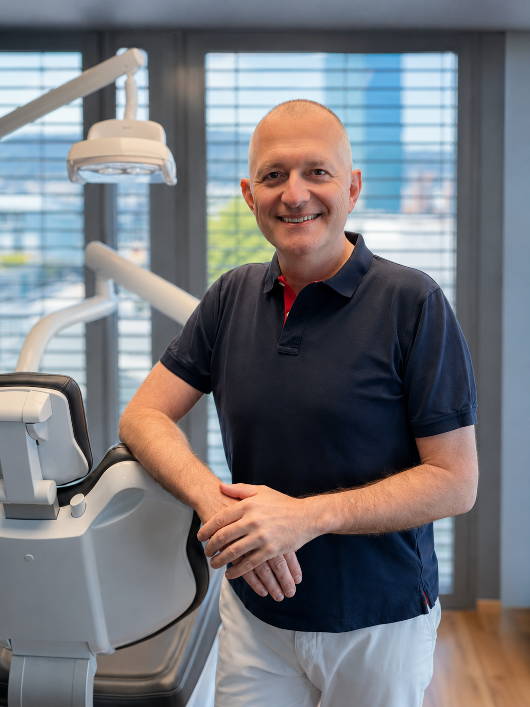 Dr. Michael Adler, Zahnarzt für zahnärztliche Schlafmedizin, in seiner Zahnarztpraxis in Zürich